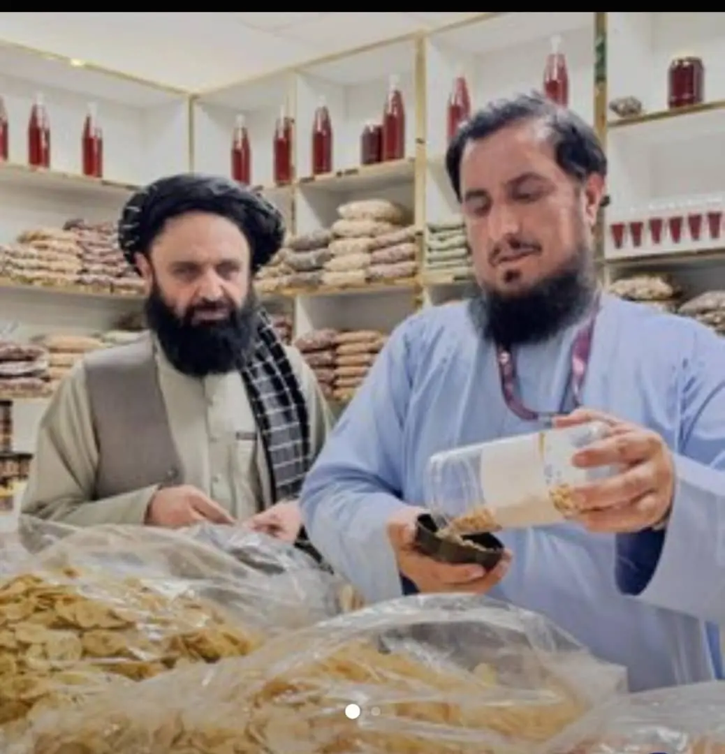 سفیر امارت اسلامی در امارات متحده عربی از غرفه افغانستان در نمایشگاه گلوبل ویلیج دیدار کرد